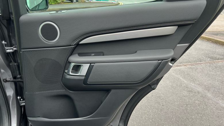 Land Rover Discovery 3.0 D300 R-Dynamic SE 5dr Auto Diesel Station Wagon